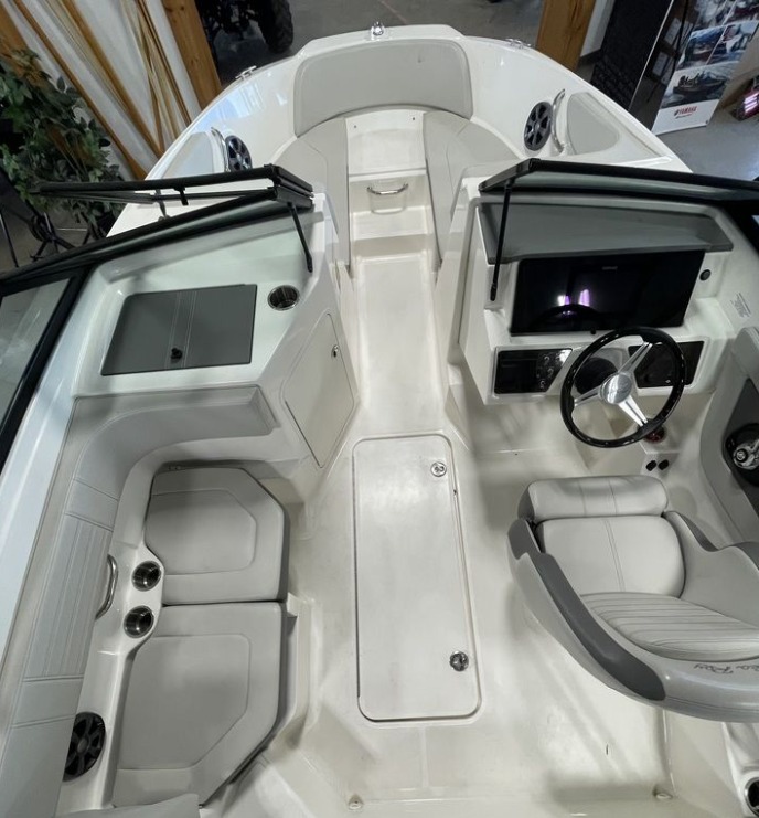 Boats  2020 Sea Ray SPX 190 Outboard Bow Rider Photo